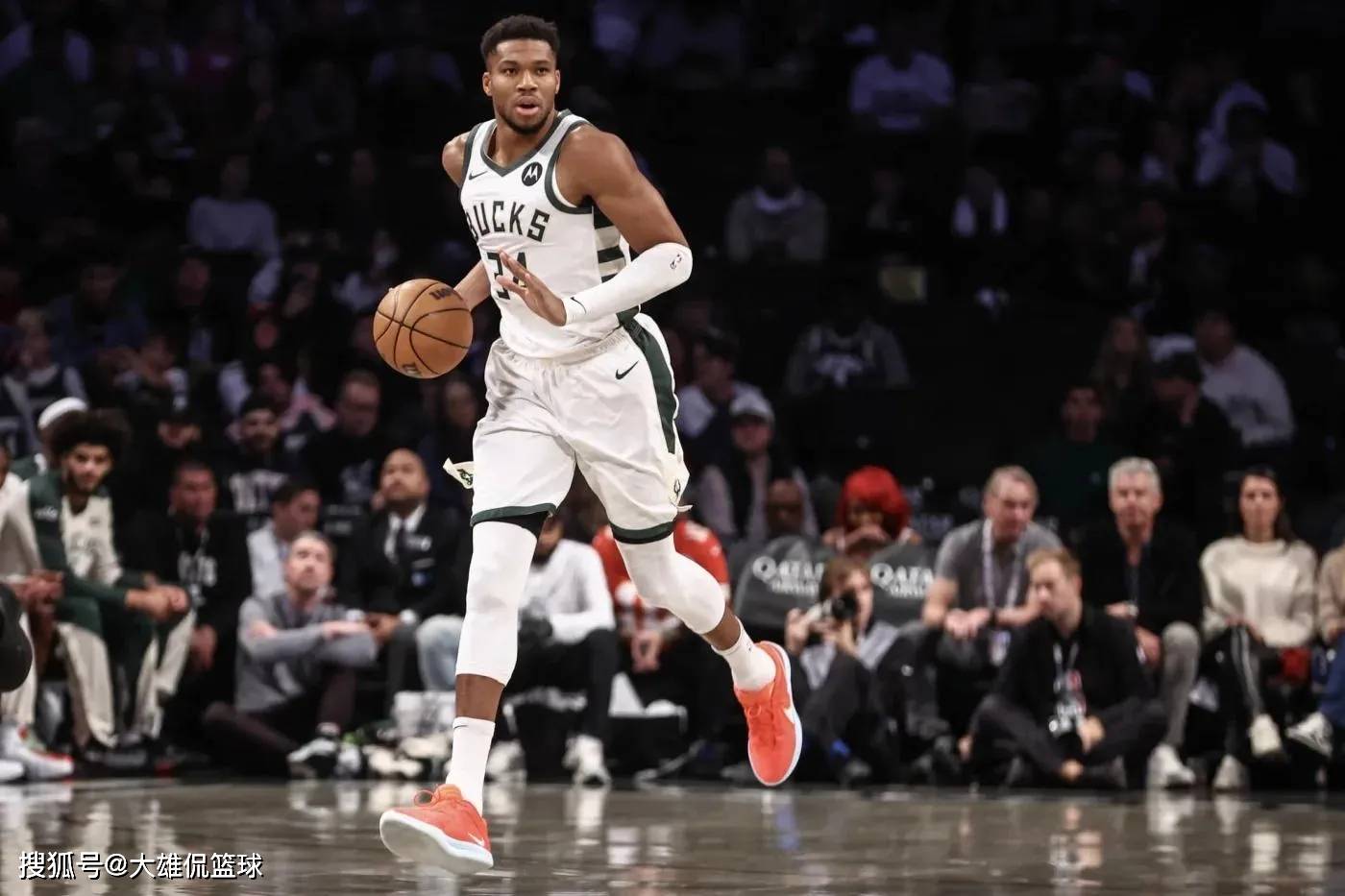 九游娱乐|字母哥遭遇十二持续失利，FPX教练压力巨大！