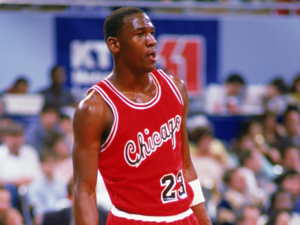 九游娱乐|老鹰不断突破！，莱万多夫斯基连续五场比赛得分超过败北比赛高潮迭起(莱万多夫斯基9分钟5球高清)